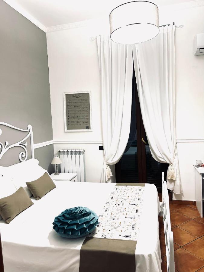 Miluar - Centro Storico - Lungo La Via Della Musica Bed & Breakfast Naples Luaran gambar